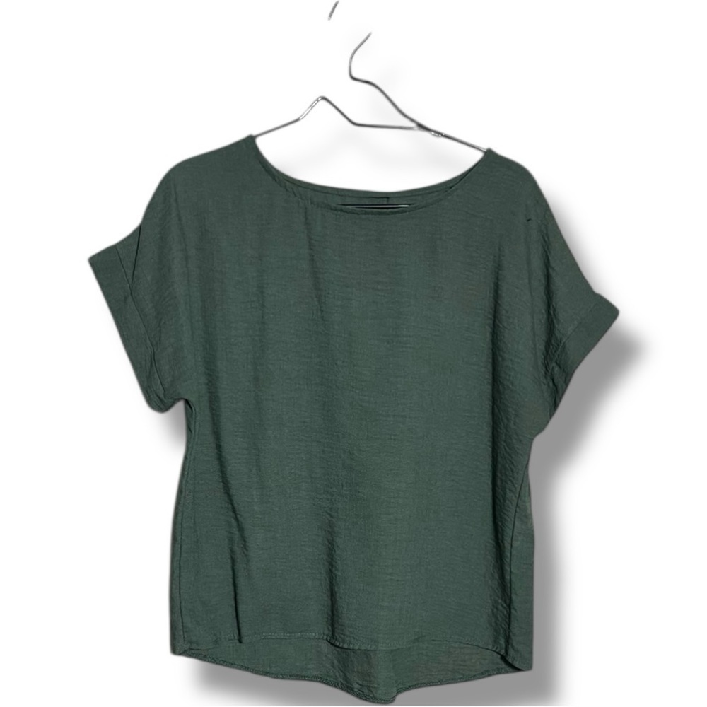 Casual Loose Fit Green Short Sleeve Boxy Top Accented with White Buttons in Back - Picture 12 of 15